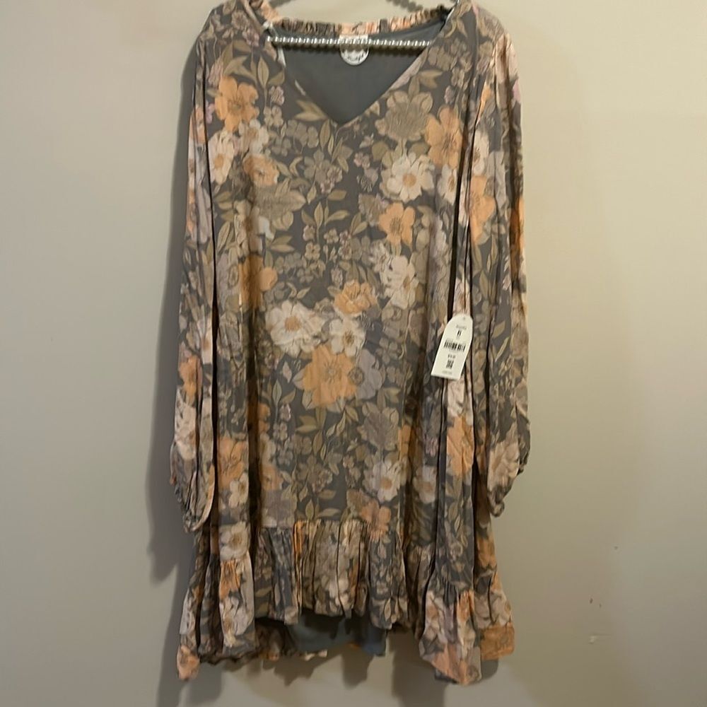 ARULA Floral Ruffle Hem V-Neck Dress in Gray and Peach